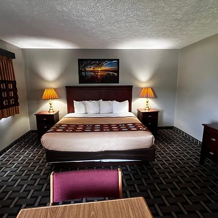 Sky Lodge Inn & Suites - デラバン エクステリア 写真