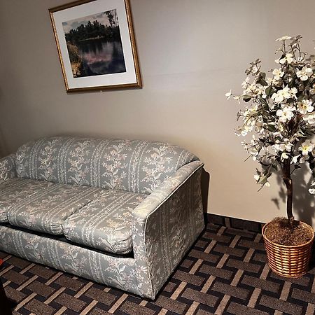 Sky Lodge Inn & Suites - デラバン エクステリア 写真