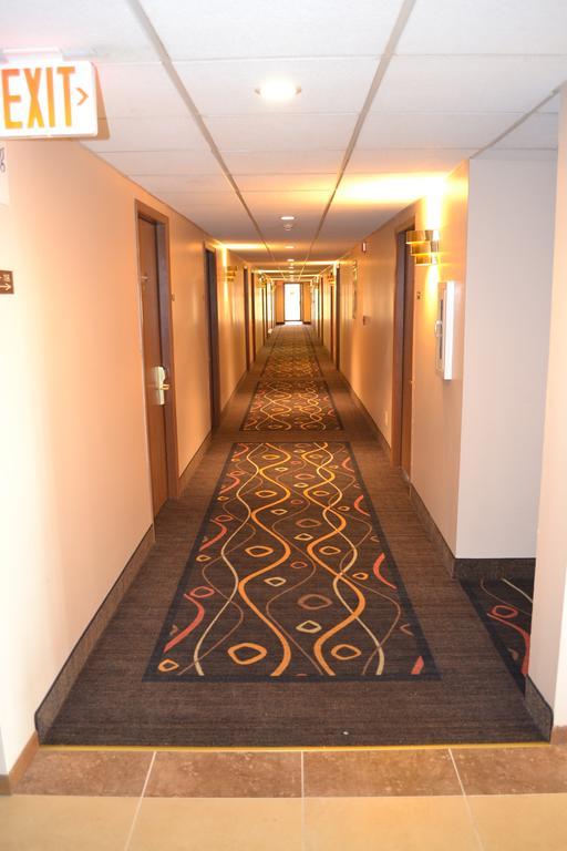 Sky Lodge Inn & Suites - デラバン エクステリア 写真