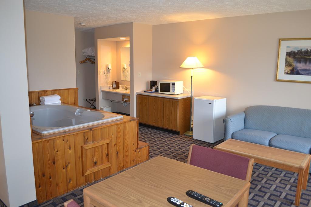 Sky Lodge Inn & Suites - デラバン エクステリア 写真
