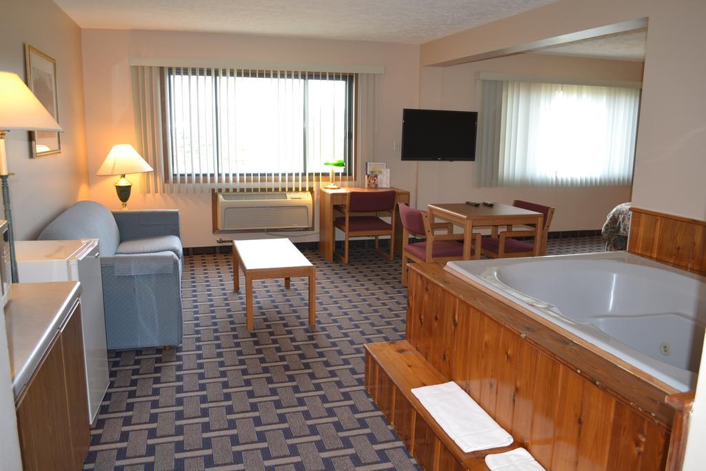 Sky Lodge Inn & Suites - デラバン エクステリア 写真