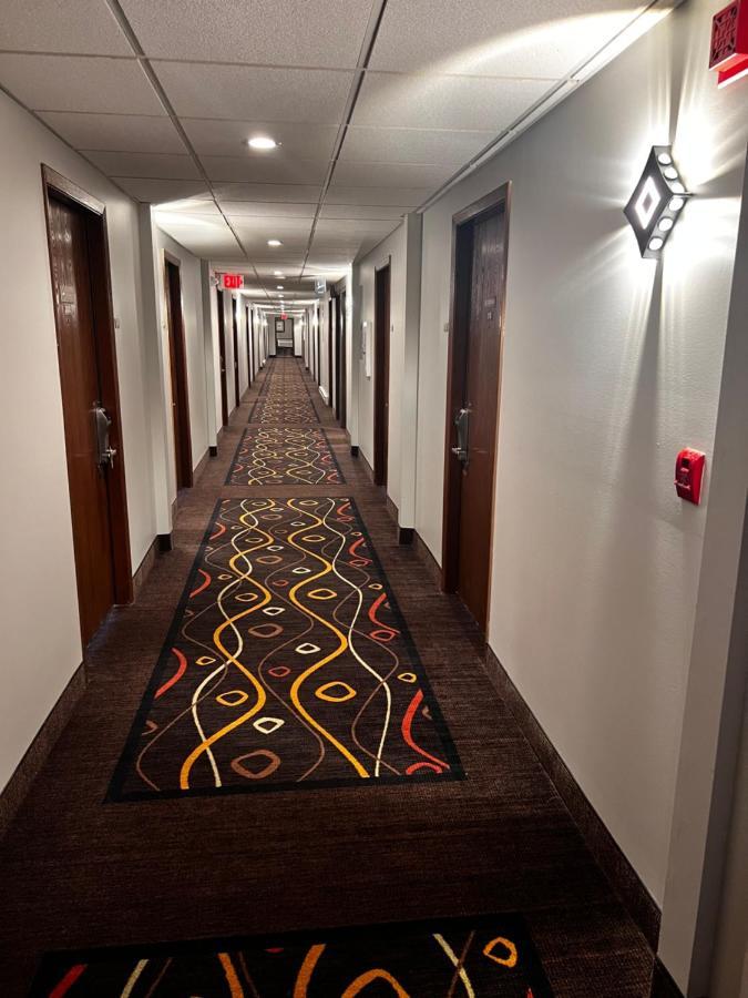 Sky Lodge Inn & Suites - デラバン エクステリア 写真