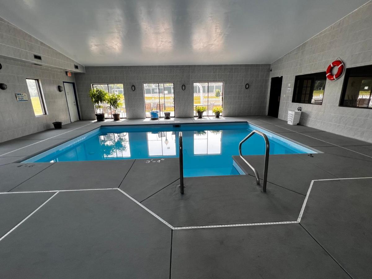 Sky Lodge Inn & Suites - デラバン エクステリア 写真