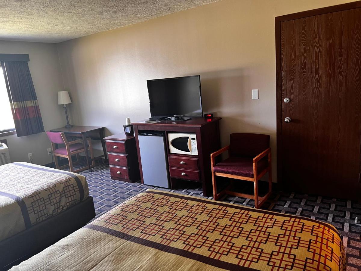 Sky Lodge Inn & Suites - デラバン エクステリア 写真