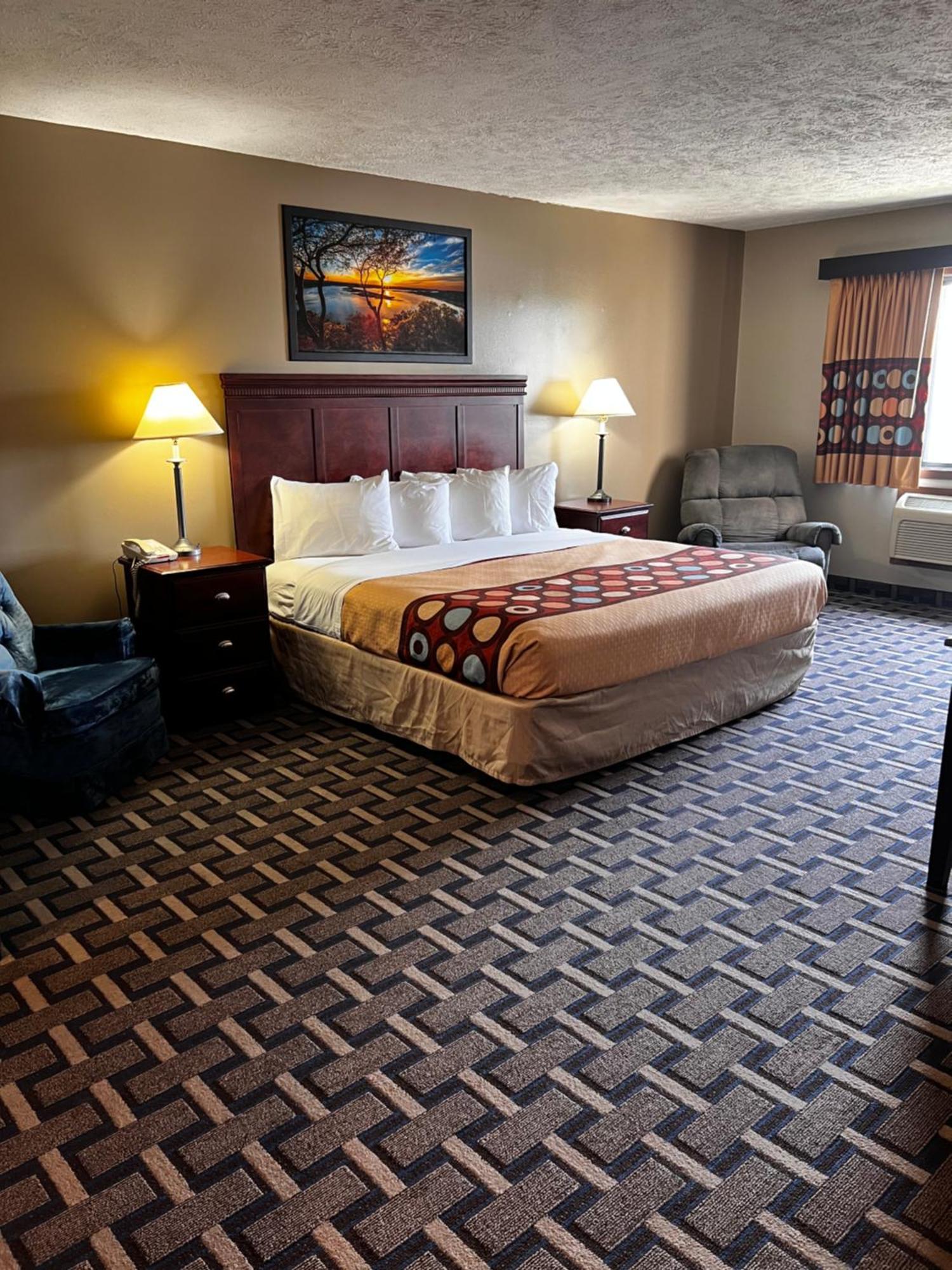 Sky Lodge Inn & Suites - デラバン エクステリア 写真