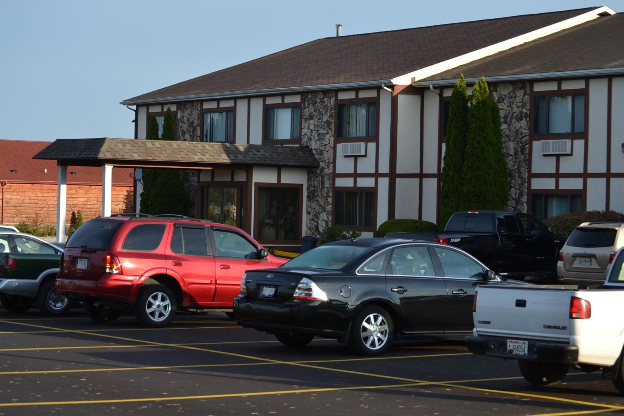 Sky Lodge Inn & Suites - デラバン エクステリア 写真