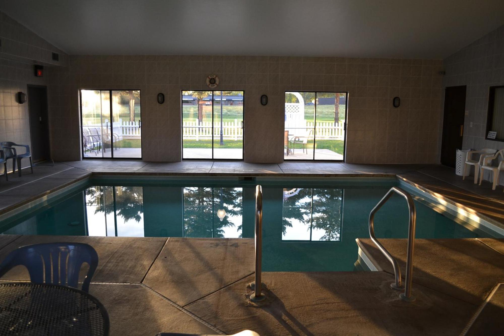 Sky Lodge Inn & Suites - デラバン エクステリア 写真