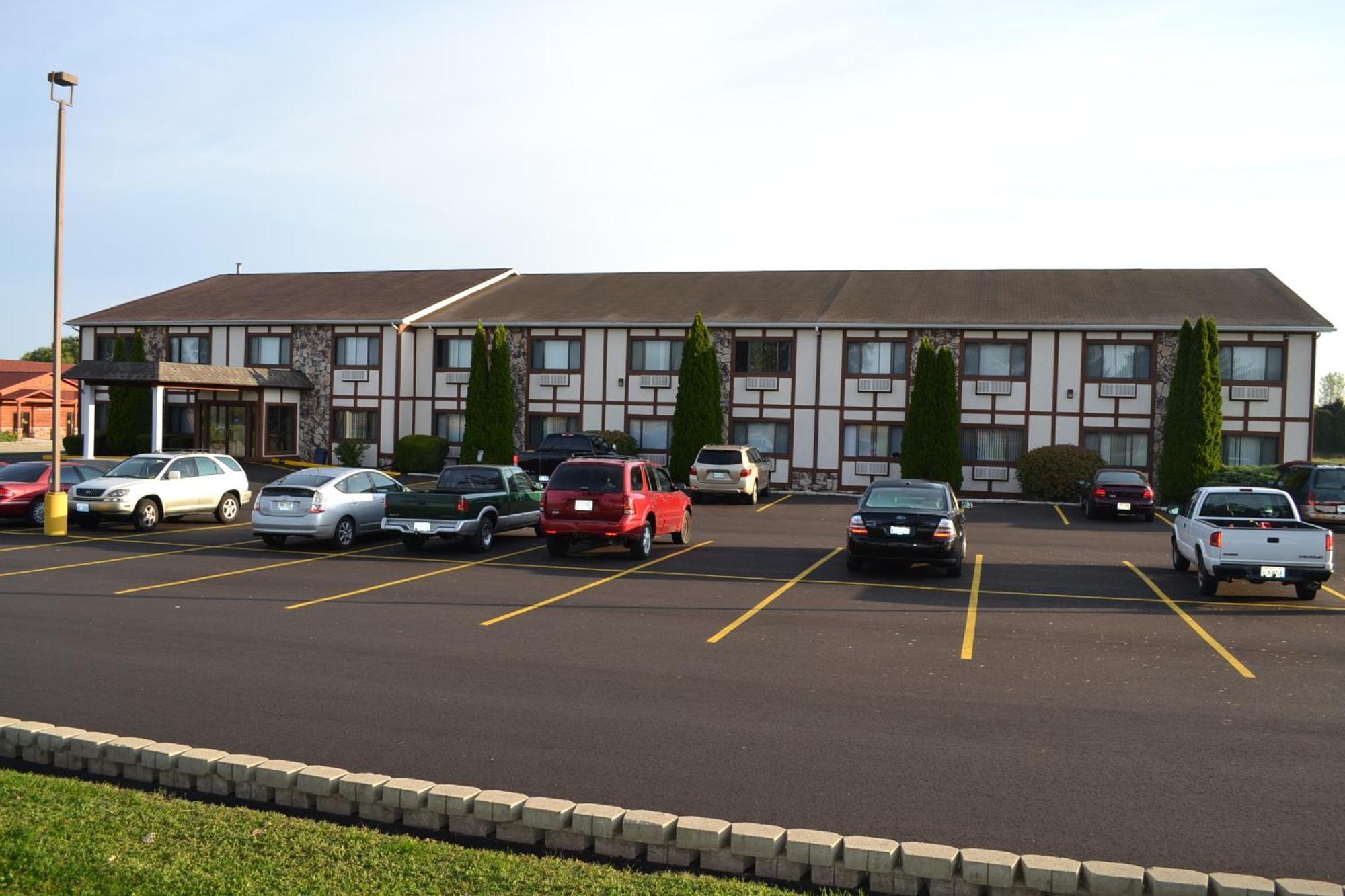 Sky Lodge Inn & Suites - デラバン エクステリア 写真