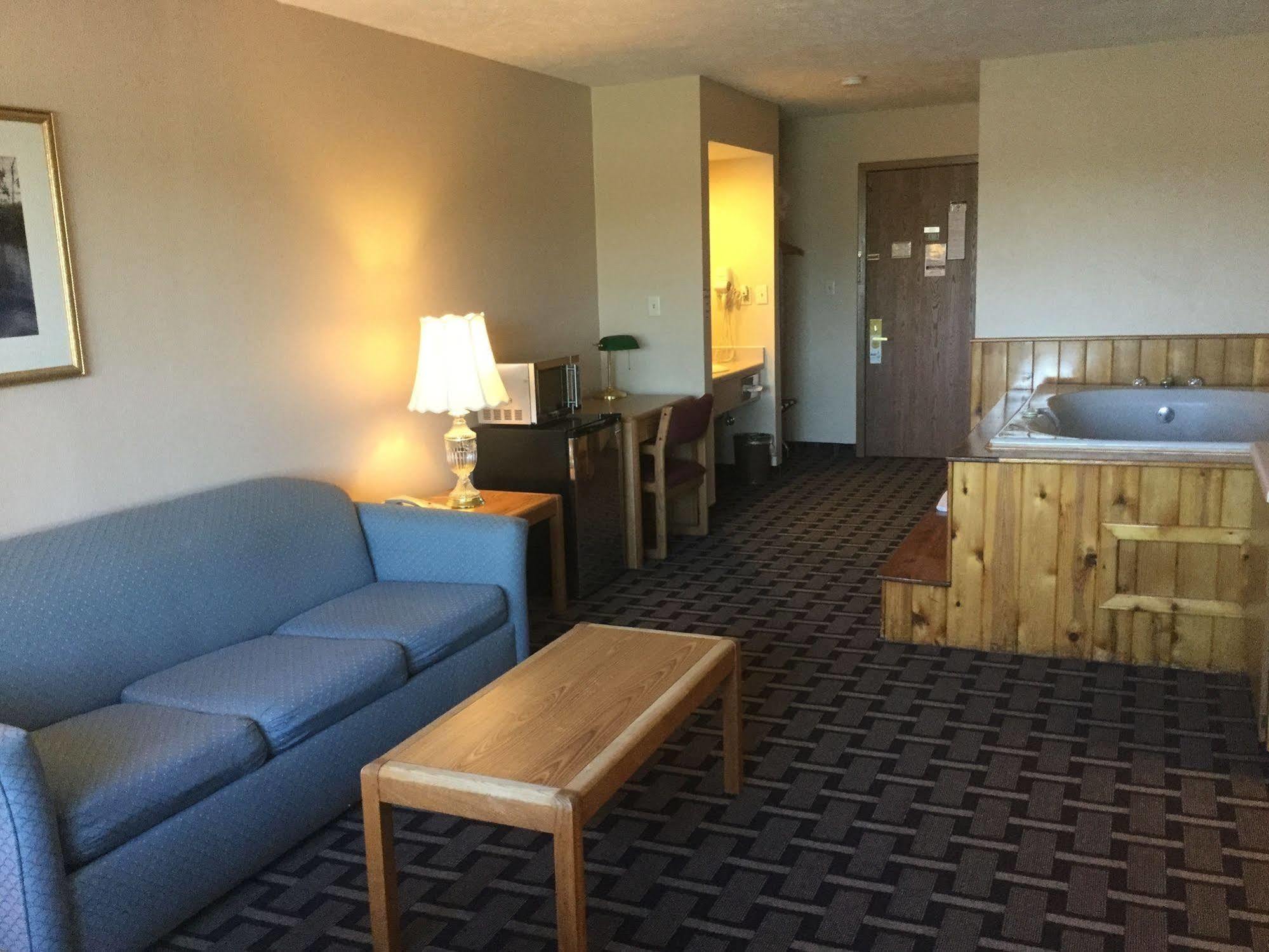 Sky Lodge Inn & Suites - デラバン エクステリア 写真