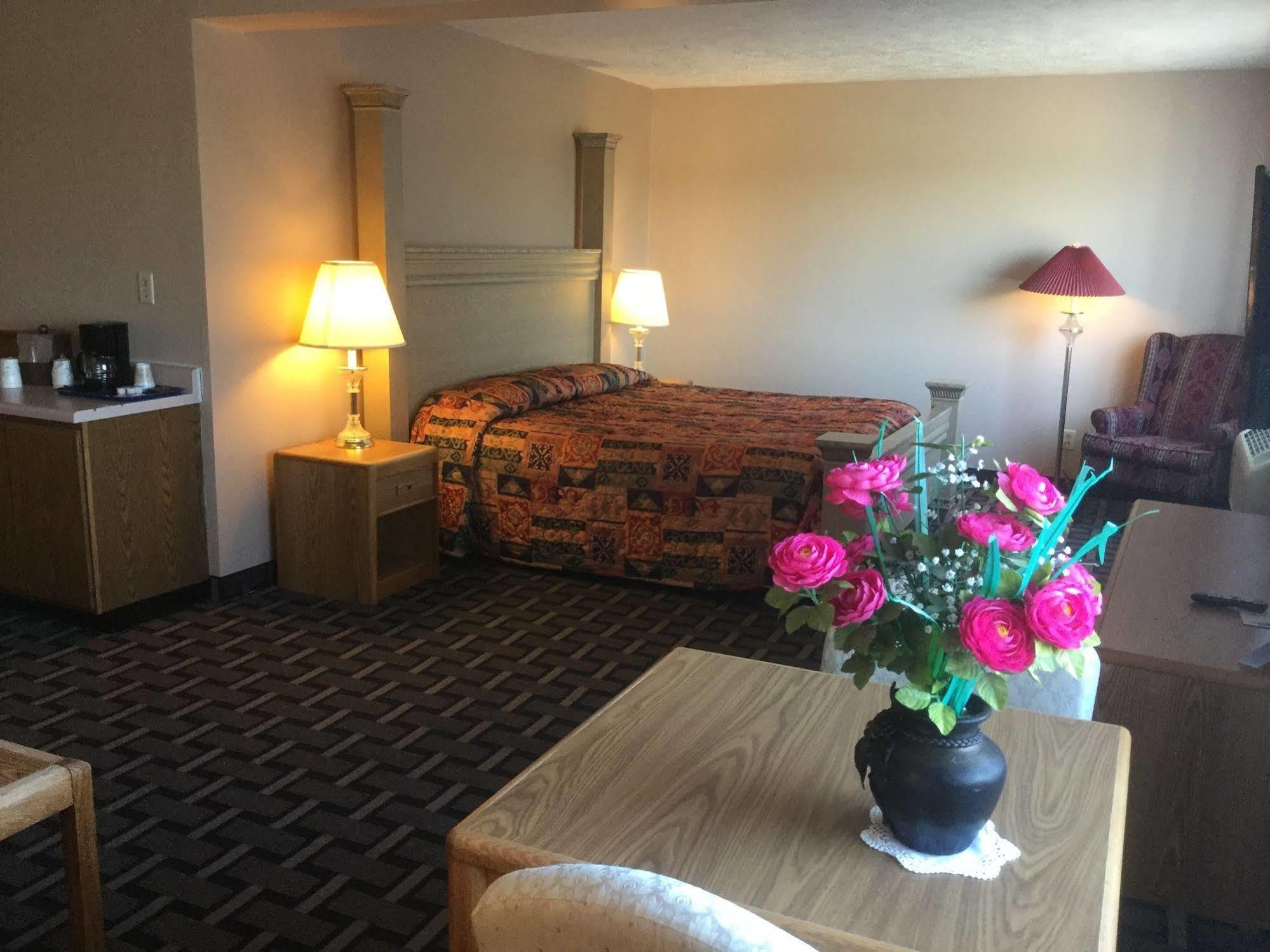 Sky Lodge Inn & Suites - デラバン エクステリア 写真