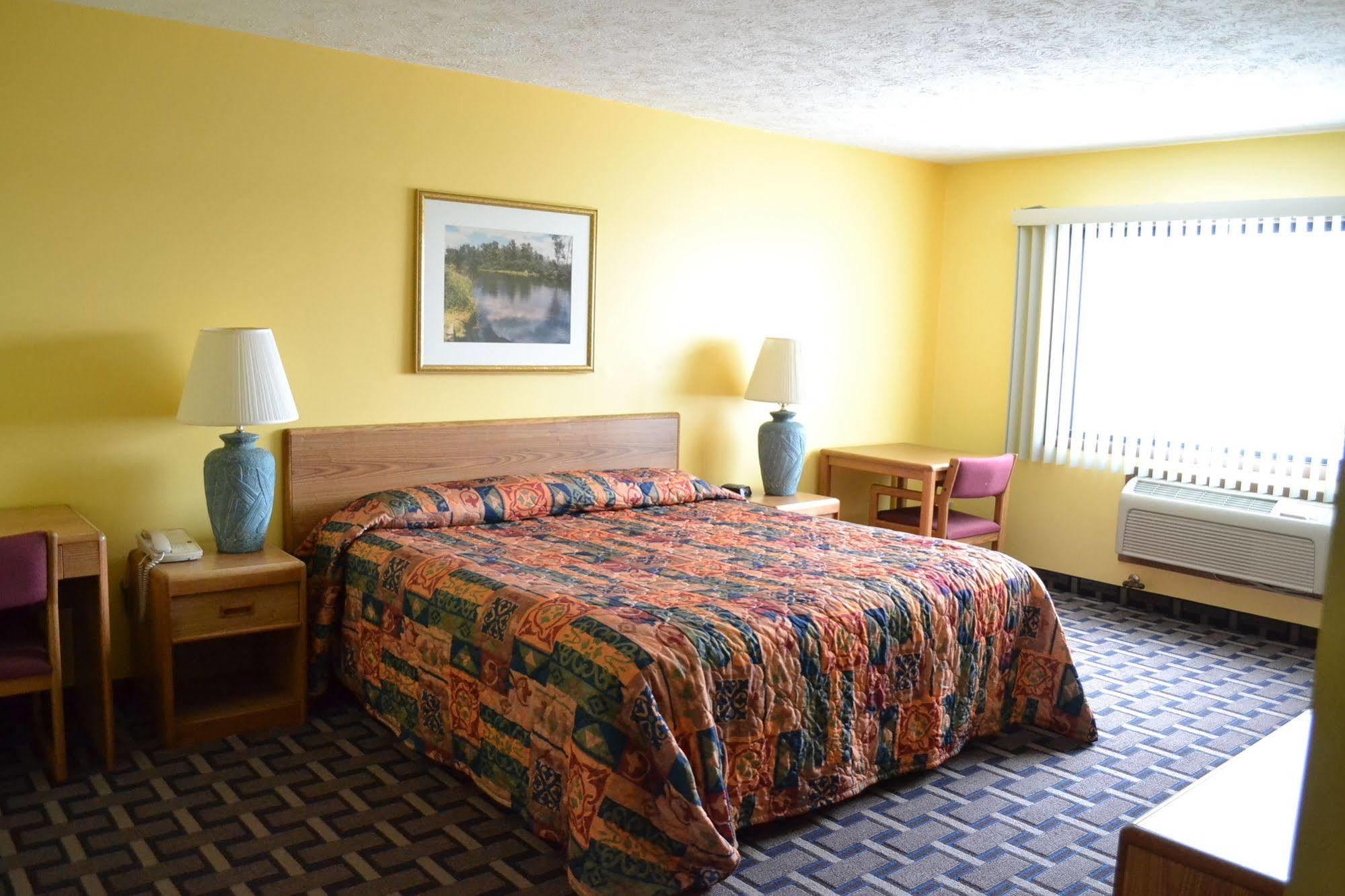 Sky Lodge Inn & Suites - デラバン エクステリア 写真