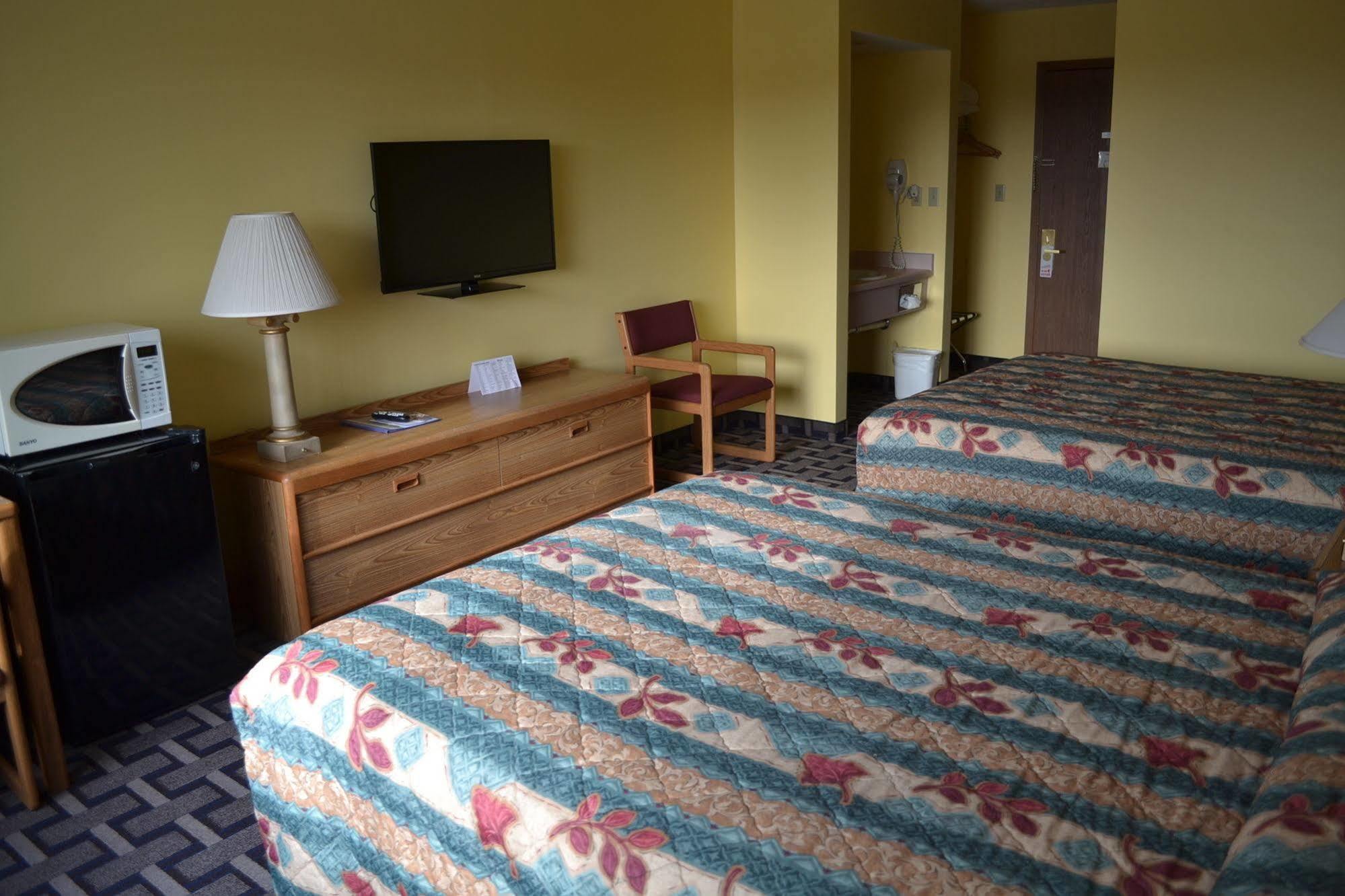 Sky Lodge Inn & Suites - デラバン エクステリア 写真