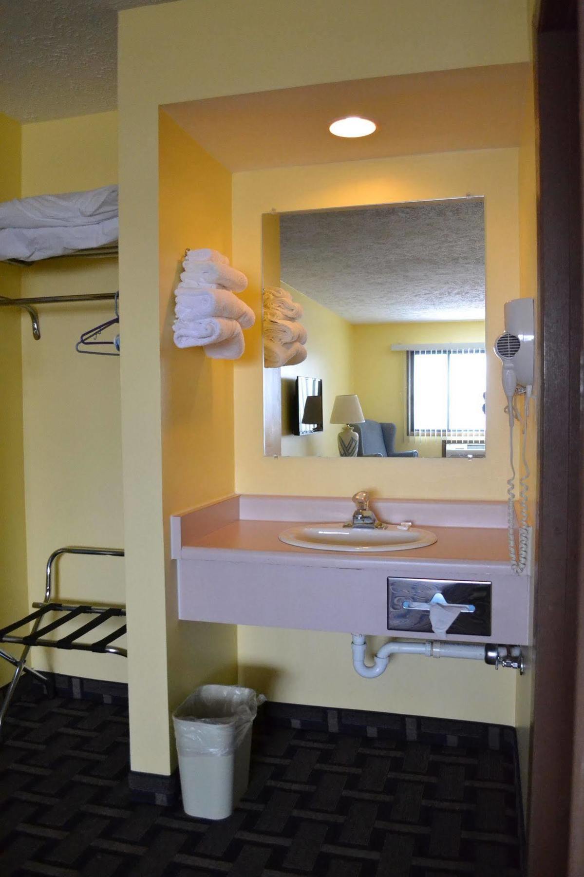 Sky Lodge Inn & Suites - デラバン エクステリア 写真