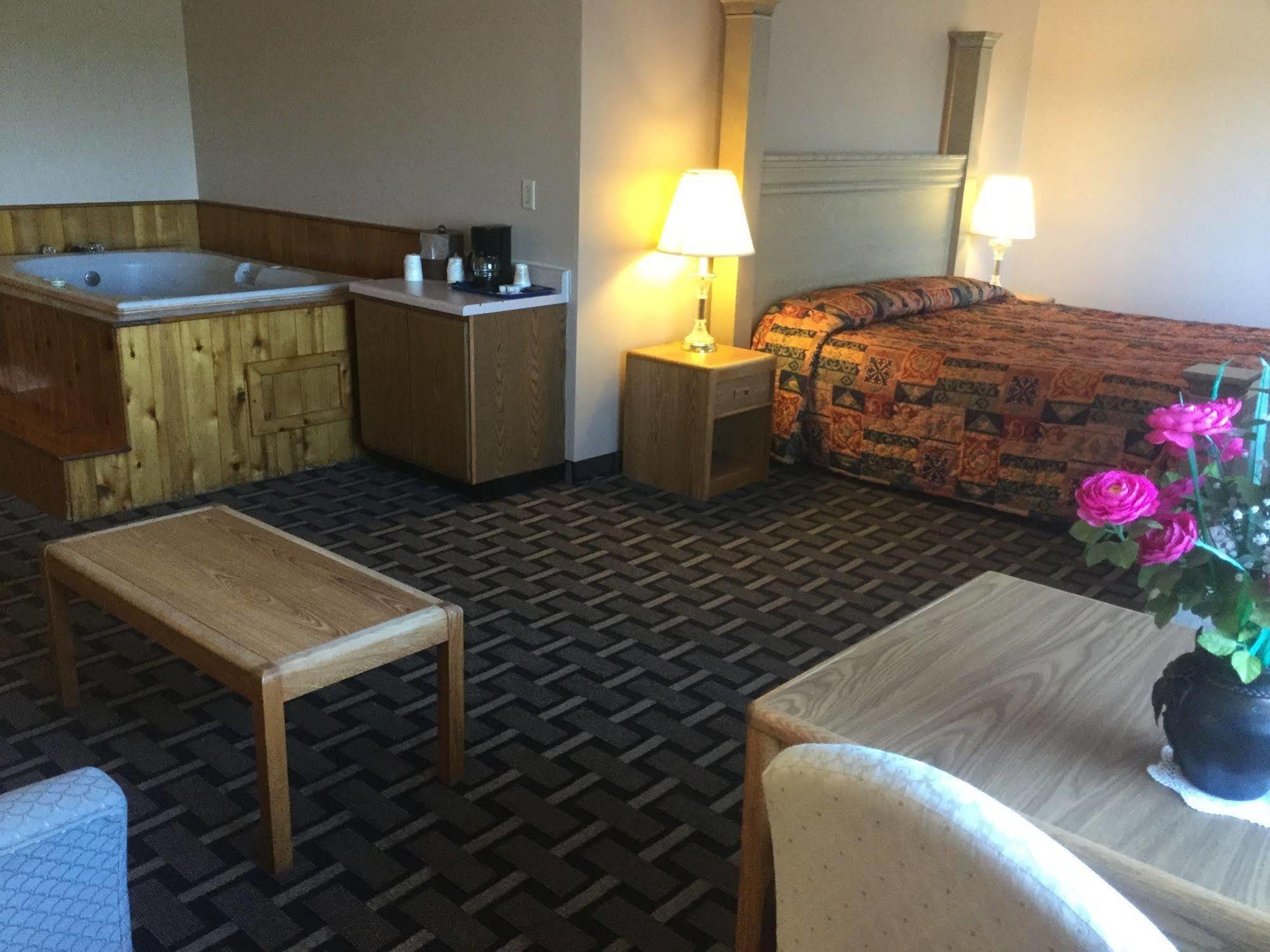 Sky Lodge Inn & Suites - デラバン エクステリア 写真