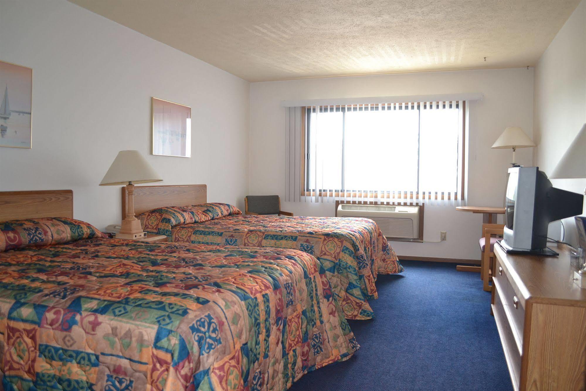 Sky Lodge Inn & Suites - デラバン エクステリア 写真