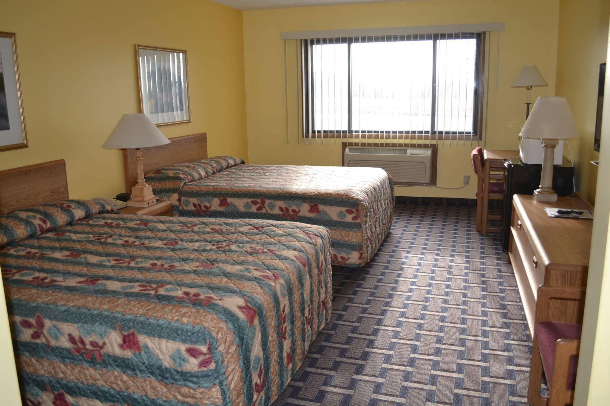 Sky Lodge Inn & Suites - デラバン エクステリア 写真