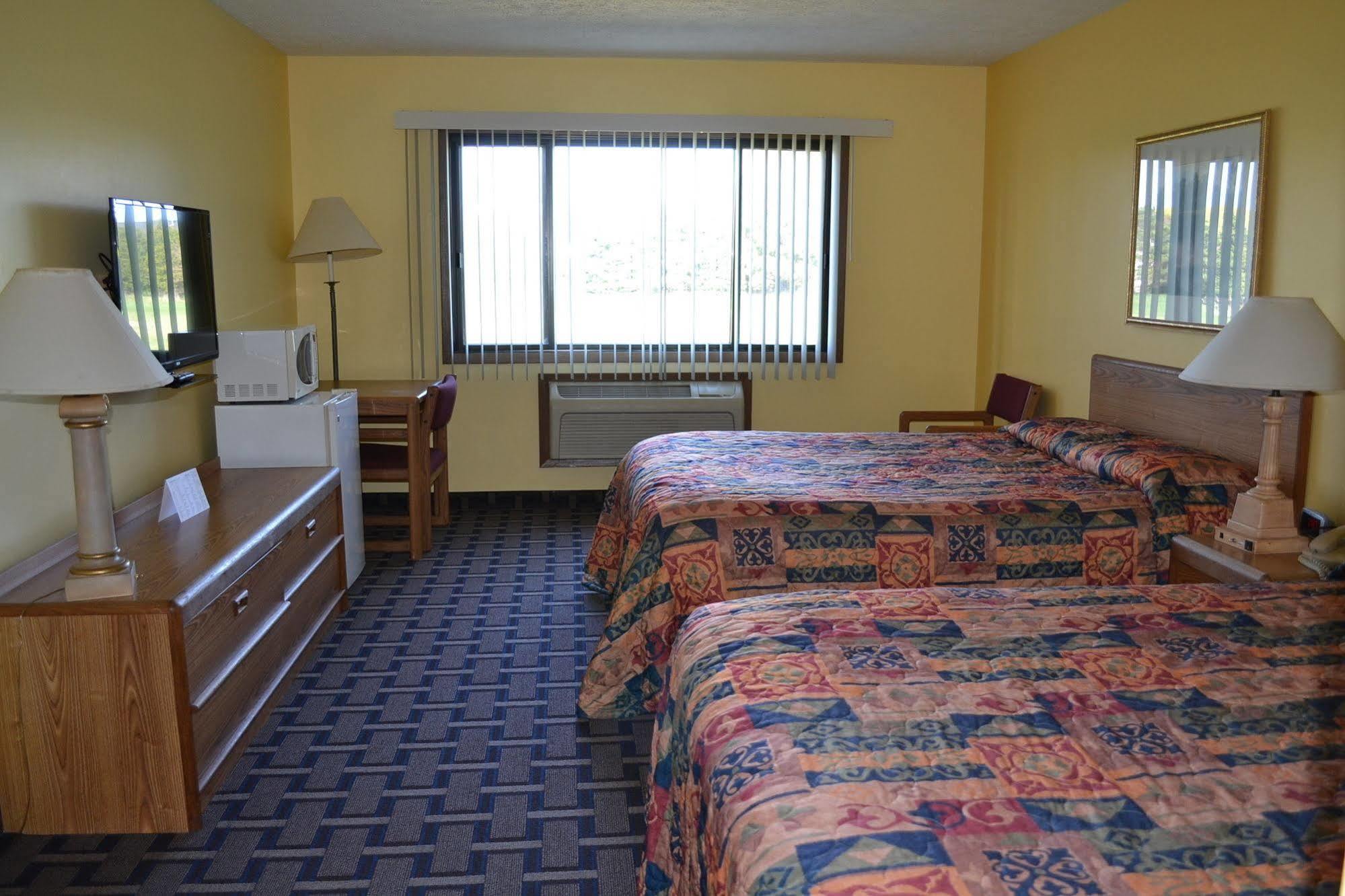 Sky Lodge Inn & Suites - デラバン エクステリア 写真