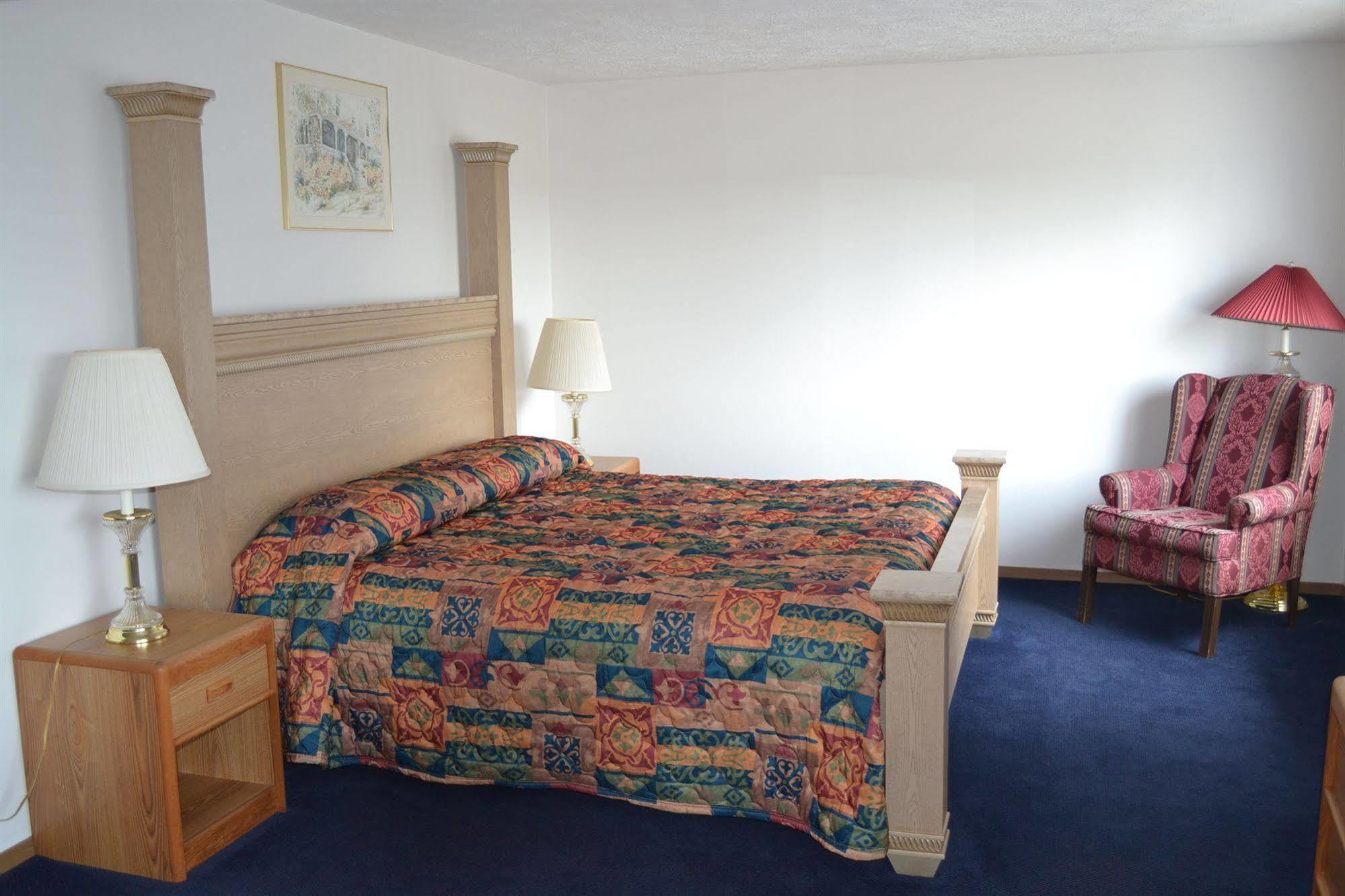 Sky Lodge Inn & Suites - デラバン エクステリア 写真