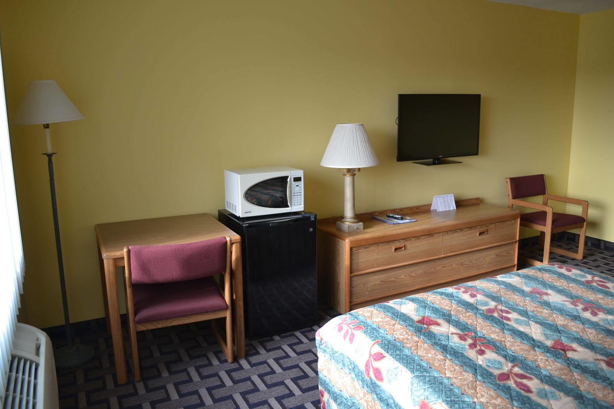 Sky Lodge Inn & Suites - デラバン エクステリア 写真