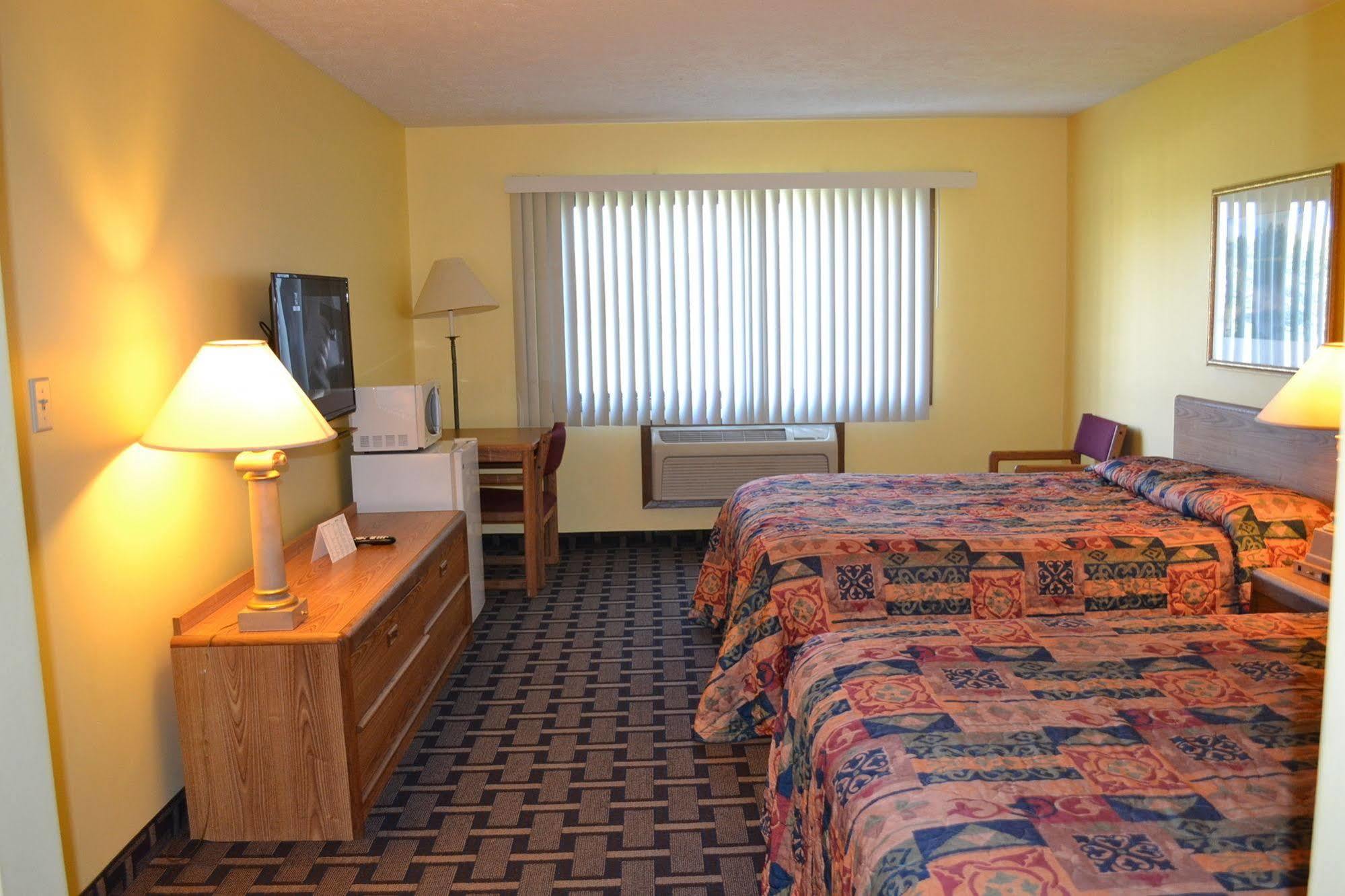 Sky Lodge Inn & Suites - デラバン エクステリア 写真
