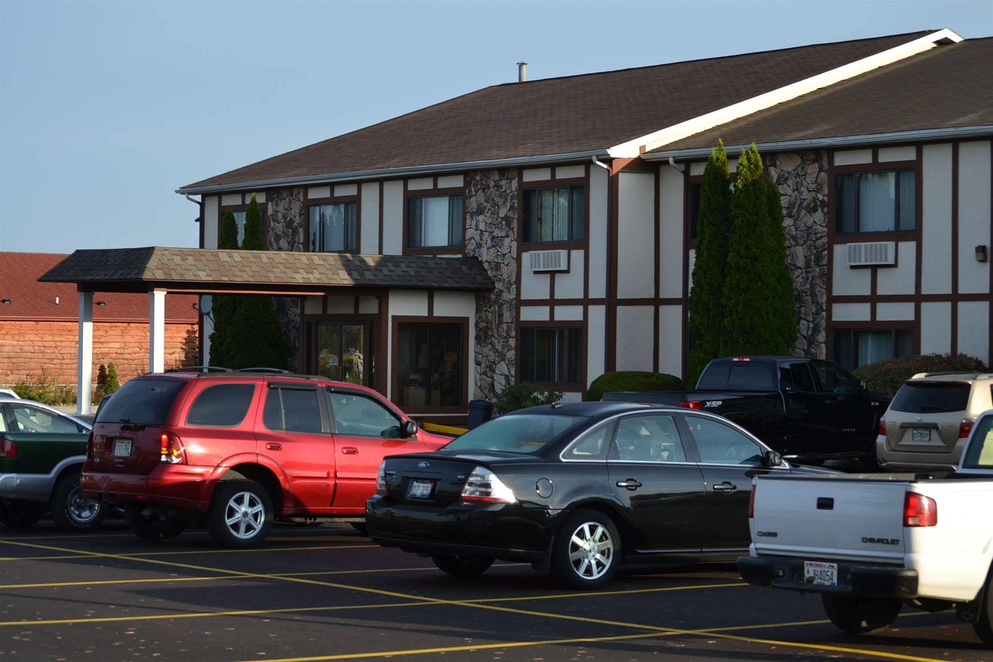 Sky Lodge Inn & Suites - デラバン エクステリア 写真