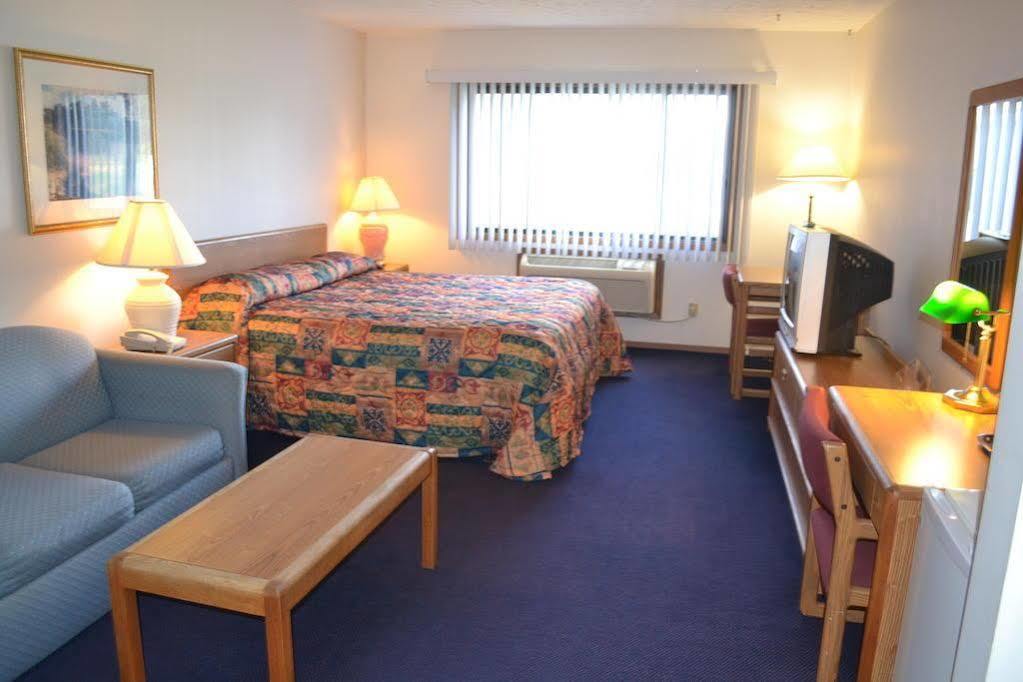Sky Lodge Inn & Suites - デラバン エクステリア 写真