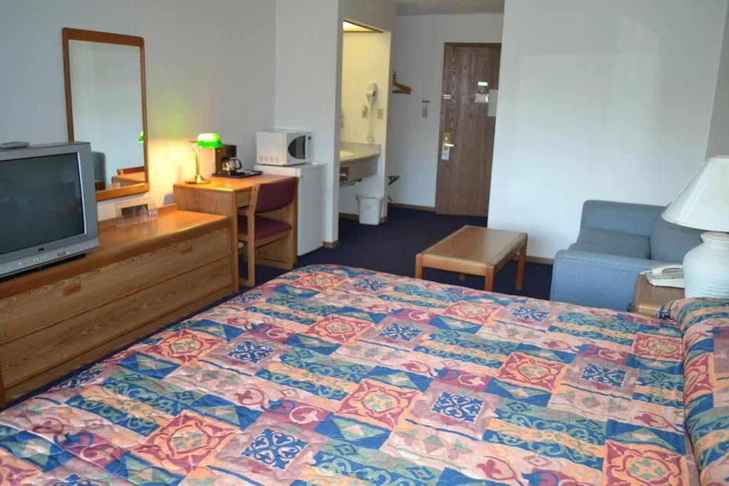 Sky Lodge Inn & Suites - デラバン エクステリア 写真