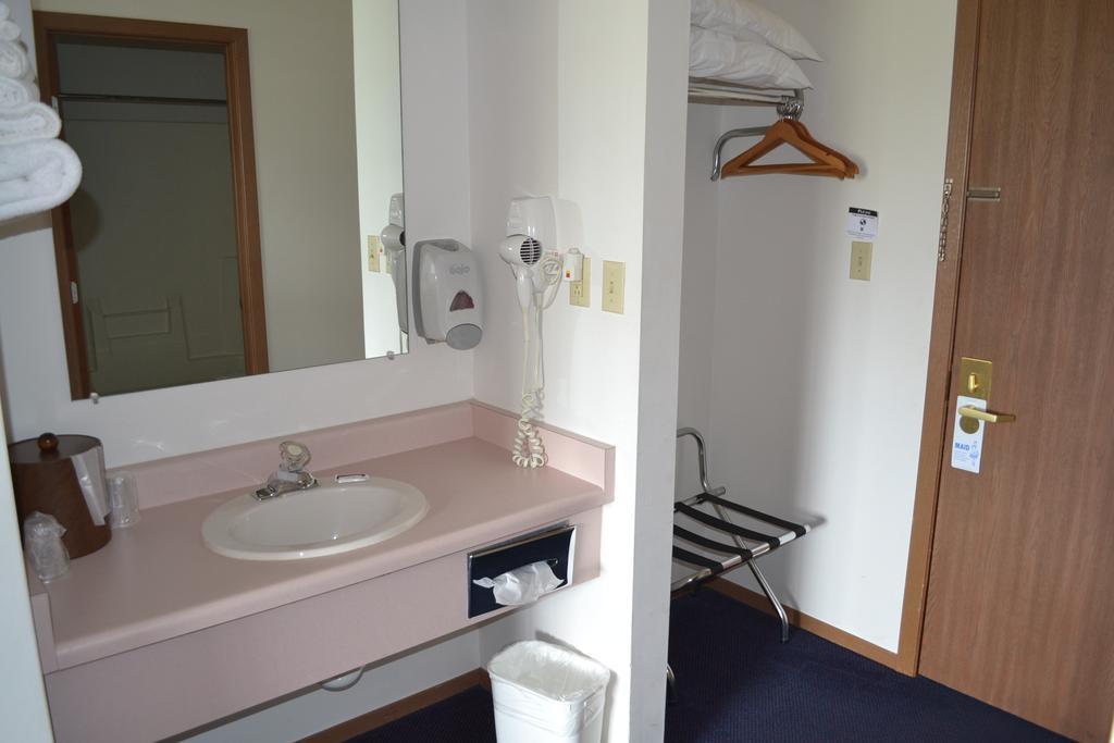 Sky Lodge Inn & Suites - デラバン エクステリア 写真