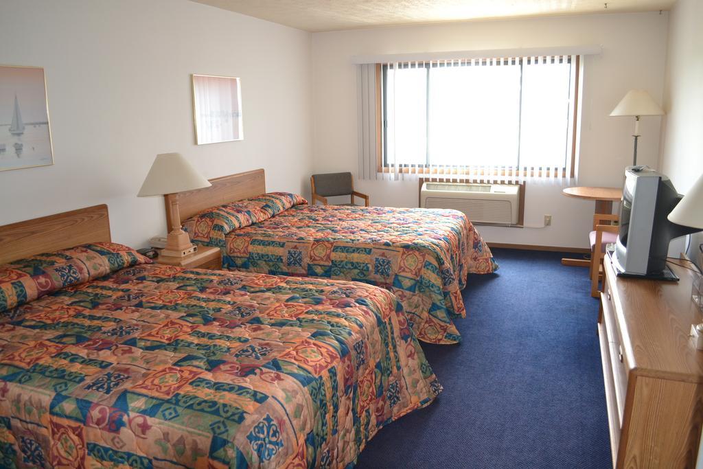 Sky Lodge Inn & Suites - デラバン エクステリア 写真